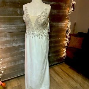 Size 20 beautiful simple no train but a little tail.